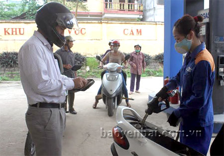 Nhân viên bán hàng Công ty Xăng dầu Yên Bái tận tình phục vụ khách hàng.
(Ảnh: Quang Thiều)