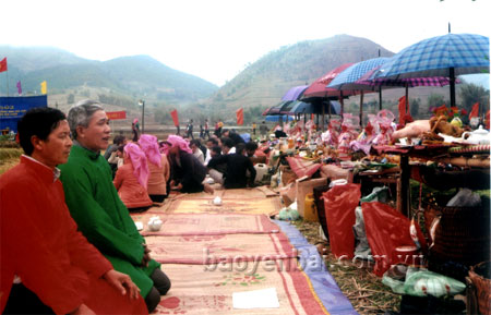 Các thầy mo làm nghi thức tế lễ tại lễ hội Lồng tồng ở Tú Lệ (Văn Chấn).