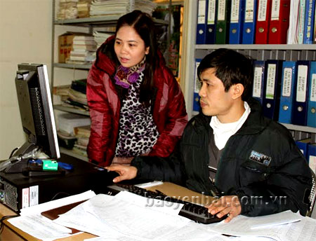 Cán bộ Đội tuyên truyền - Hỗ trợ người nộp thuế, Chi cục Thuế thành phố Yên Bái hướng dẫn người dân chính sách thuế mới.

