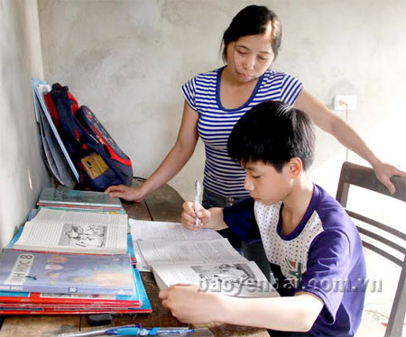 Mẹ Nam là chị Nguyễn Thị Lan luôn quan tâm đến việc học tập của con.