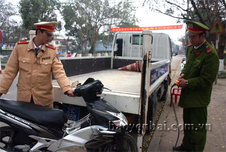 Lực lượng Cảnh sát giao thông huyện Văn Yên tạm giữ phương tiện vi phạm.
