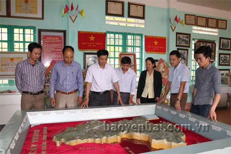 Du khách tham quan phòng truyền thống xã Cát Thịnh, huyện Văn Chấn. 