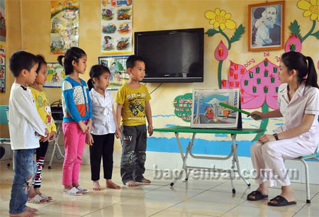 Một giờ học của cô và trò lớp 5 tuổi B Trường Mầm non Hoa Sen, xã Báo Đáp, huyện Trấn Yên.

