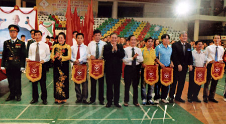 Các đồng chí lãnh đạo tỉnh, Tổng cục Thể dục Thể thao trao cờ lưu niệm cho các đoàn vận động viên tại Đại hội Thể dục thể thao tỉnh Yên Bái lần thứ VII - năm 2014. (Ảnh: H.N)