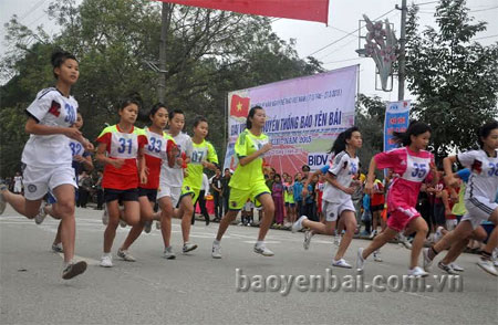 Huyện Trấn Yên có 8 vận động viên tham gia Giải Việt dã truyền thống Báo Yên Bái lần thứ XIII, năm 2015. (Ảnh: Các vận động viên nữ trẻ trên đường đua).