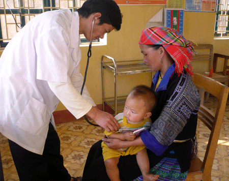 Cán bộ Trạm Y tế xã Nậm Khắt, huyện Mù Cang Chải khám chữa bệnh cho trẻ em. (Ảnh chỉ mang tính minh họa)