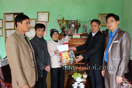 Đại diện Ban chấp hành công đoàn tặng quà cho gia đình ông Nguyễn Thanh Xuân, xã Vĩnh Kiên, huyện Yên Bình.

