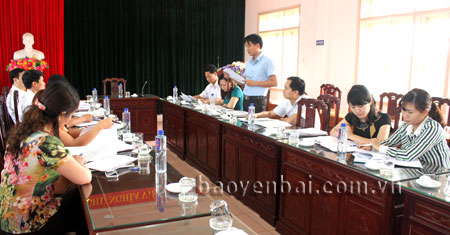 Chi bộ Văn phòng Hội đồng nhân dân - Ủy ban nhân dân huyện Yên Bình thuộc Đảng bộ Cơ quan chính quyền họp lấy ý kiến tham gia vào văn kiện đại hội.