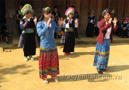 Các thiếu nữ Mông xã Châu Quế Thượng biểu diễn điệu múa ơn Đảng, Bác Hồ.