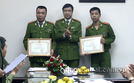 Lãnh đạo Công an tỉnh trao giấy khen cho cán bộ, chiến sỹ Công an quận Tây Hồ, thành phố Hà Nội.
