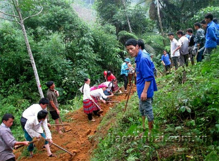 Các đoàn viên thanh niên huyện Văn Yên giúp dân làm đường giao thông nông thôn.
