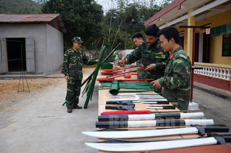 Cán bộ, chiến sỹ Đại đội 20 chuẩn bị mô hình học cụ phục vụ huấn luyện.
