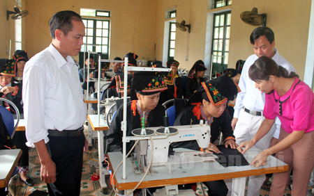 Lãnh đạo xã Viễn Sơn thăm lớp học nghề may được mở tại xã.