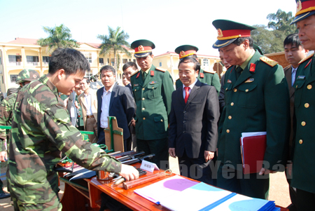 Đồng chí Hoàng Xuân Nguyên - Ủy viên Ban Thường vụ Tỉnh ủy, Phó chủ tịch UBND tỉnh cùng các đồng chí lãnh đạo Bộ Chỉ huy Quân sự tỉnh tham quan mô hình đạo cụ phục vụ công tác huấn luyện tại Lễ ra quân huấn luyện năm 2016.