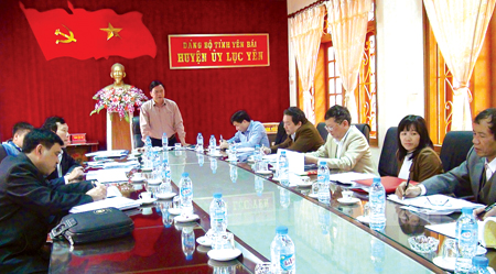 Đồng chí Nông Văn Lịnh - Chủ tịch Ủy ban MTTQ tỉnh kết luận buổi làm việc tại huyện Lục Yên.