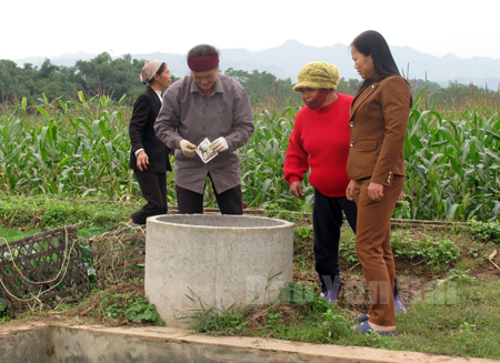 Hội viên phụ nữ xã Tuy Lộc (thành phố Yên Bái) xây dựng bể chứa rác thải trên mỗi cánh đồng để bảo vệ môi trường.
