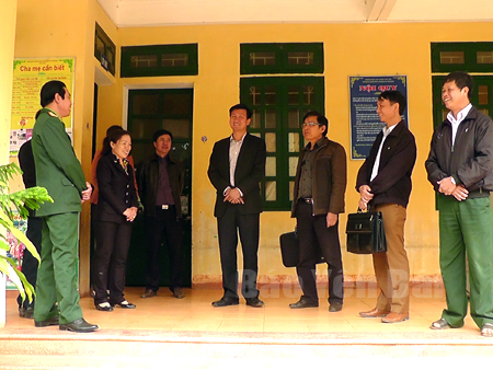 Lãnh đạo huyện Văn Yên kiểm tra công tác chuẩn bị bầu cử tại xã Phong Dụ Thượng.