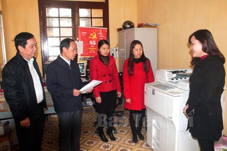 Lãnh đạo Ủy ban Bầu cử huyện Văn Chấn kiểm tra công tác in ấn tài liệu tuyên truyền về bầu cử.