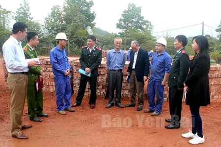 Đoàn thanh tra liên ngành trao đổi với cán bộ, công nhân Công ty cổ phần Sản xuất vật liệu xây dựng Bảo Hưng (Trấn Yên) về chế độ chính sách đối với người lao động.