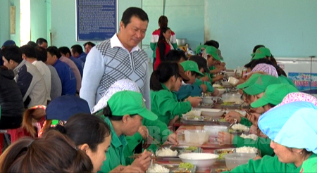 Bữa ăn ca của Công nhân lao động tại Công ty Cổ phần Môi trường và Năng lượng Nam Thành Yên Bái
