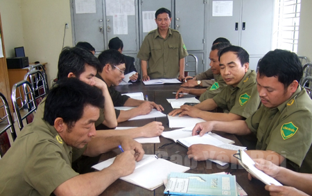 Đồng chí Nguyễn Mạnh Hùng (người đứng) họp bàn phương án giữ gìn an ninh trật tự trên địa bàn với các đồng chí trong Ban Công an xã Đại Minh.