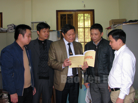 Đồng chí Hoàng Văn Thuyên (đứng giữa) - Giám đốc Sở Nội vụ, ủy viên UBBC tỉnh trao đổi những điểm mới của Luật Bầu cử  ĐBQH và đại biểu HĐND.