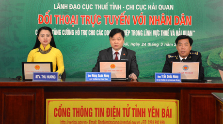 Lãnh đạo Cục Thuế tỉnh và  Chi cục Hải quan Yên Bái tham gia cuộc đối thoại trực tuyến.