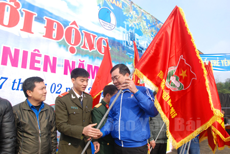 Đồng chí Nông Việt Yên - Bí thư Tỉnh đoàn Yên Bái trao cờ chúc mừng các cán bộ Đoàn tại Lễ ra quân Tháng Thanh niên 2016.
(Ảnh: Tô Hải)