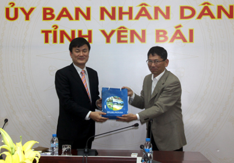 Đồng chí Nguyễn Chiến Thắng - Phó chủ tịch UBND tỉnh tặng quà lưu niệm cho đoàn công tác.