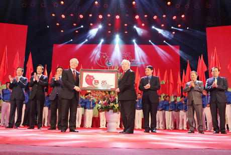 Tổng Bí thư Nguyễn Phú Trọng tặng bức tranh chúc mừng Đoàn Thanh niên Cộng sản Hồ Chí Minh.