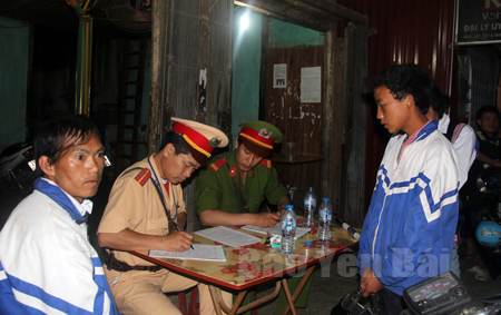 Lực lượng cảnh sát giao thông huyện Mù Cang Chải lập biên bản xử lý hành vi học sinh chưa đủ tuổi điều khiển xe mô tô.