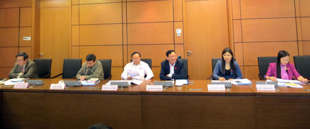 Đoàn đại biểu Quốc hội tỉnh Yên Bái trong phiên thảo luận tổ.
