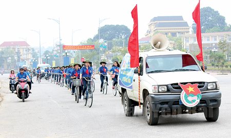 Lực lượng đoàn viên thanh niên tham gia diễu hành tuyên truyền về an toàn giao thông.