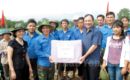 Đồng chí Phạm Duy Cường - Bí thư Tỉnh ủy và đồng chí Phạm Thị Thanh Trà - Ủy viên Ban Chấp hành Trung ương Đảng, Phó bí thư Tỉnh uỷ, Chủ tịch UBND tỉnh động viên thanh niên tình nguyện trên công trường đường vành đai thị xã Nghĩa Lộ.