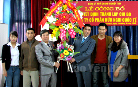 Đồng chí Vũ Vinh Quang – Bí thư Đảng uỷ Khối Doanh nghiệp tỉnh tặng hoa chúc mừng Chi bộ Công ty cổ phần Hữu nghị Quốc tế.