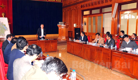 Đồng chí Nguyễn Chiến Thắng - Phó Chủ tịch UBND tỉnh, Chủ tịch Hội đồng thẩm định phát biểu tại hội nghị.