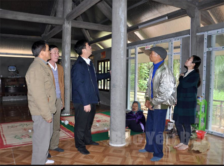Lãnh đạo huyện Yên Bình kiểm tra chất lượng công trình nhà ở theo Chương trình 167 ở xã Yên Bình.