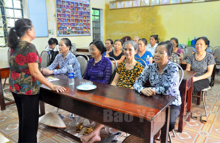 Cán bộ Hội Phụ nữ phường Đồng Tâm, thành phố Yên Bái tuyên truyền kiến thức pháp luật cho hội viên.