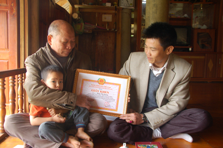 Ông Đặng Văn Quang (trái) được các cấp, ngành tặng thưởng nhiều bằng khen, giấy khen.