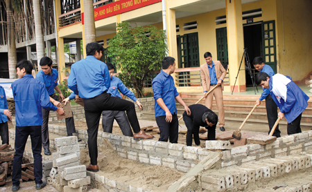 Tuổi trẻ thành phố Yên Bái ra quân thực hiện công trình thanh niên xây dựng sân khấu nổi ngoài trời và lắp biển 