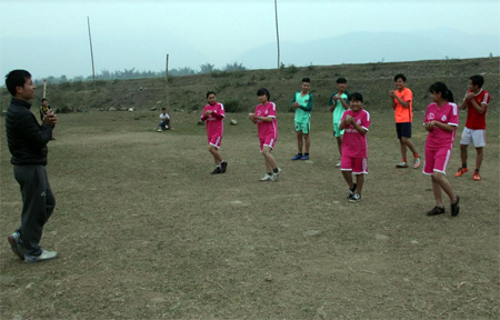 Các vận động viên huyện Văn Chấn tích cực luyện tập.
