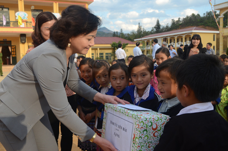 Đồng chí Bí thư Tỉnh ủy tặng quà cho thầy và trò Trường Phổ thông dân tộc bán trú Tiểu học và THCS xã La Pán Tẩn.