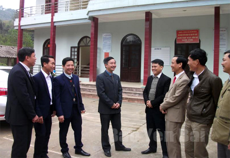 Bí thư Đảng ủy xã Bùi Đức Trung (đứng giữa) cùng lãnh đạo xã Minh Bảo trao đổi với đảng viên đang công tác những nội dung khi sinh hoạt tại nơi cư trú.