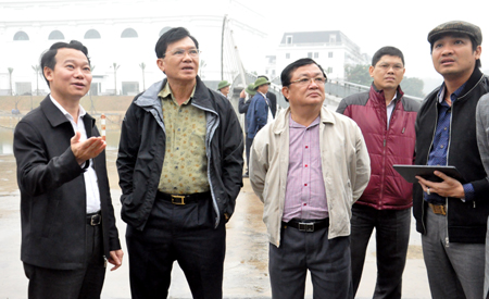 Đồng chí Đỗ Đức Duy - Chủ tịch UBND tỉnh Yên Bái (ngoài cùng bên trái) giới thiệu với đoàn công tác DIC Corp về tiềm năng, thế mạnh phát triển du lịch của Yên Bái.
