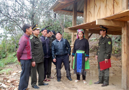 Cán bộ kiểm lâm huyện Mù Cang Chải kiểm tra chòi canh trên đỉnh Séo Mả Pán A.