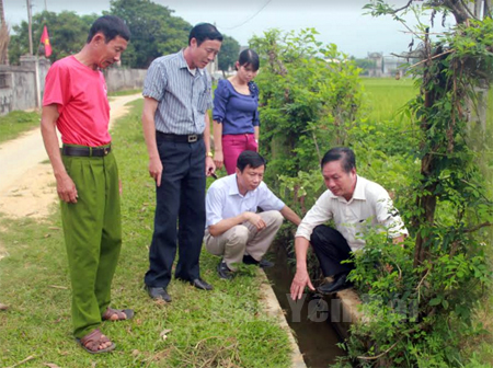 Lãnh đạo Phòng Nông nghiệp và Phát triển nông thôn huyện Văn Chấn, kiểm tra hệ thống kênh mương ở thị trấn Nông trường Nghĩa Lộ.