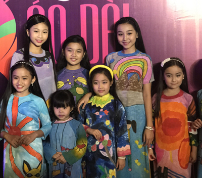 Trẻ em mặc áo dài tham dự Lễ bế mạc Lễ hội Áo dài TP Hồ Chí Minh.