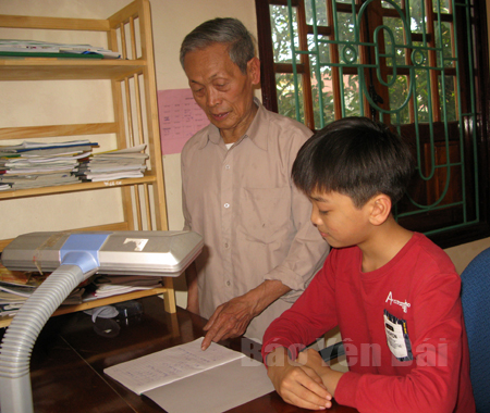 Ông Hà Minh Tiến thường xuyên động viên các cháu học tập tốt.