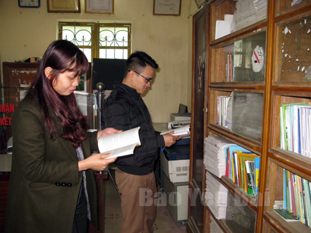 Công chức xã Việt Hồng tìm đọc sách báo để nâng cao kiến thức.