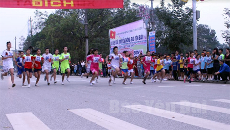 Giải Việt dã Báo Yên Bái hàng năm thu hút đông đảo các bạn trẻ tham gia.